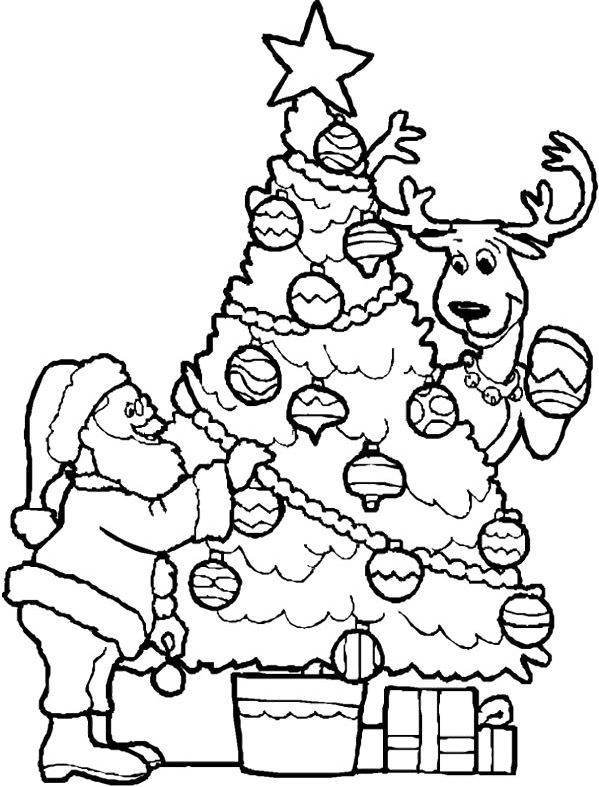 Der Weihnachtsmann und die Rentiere beim Schmücken des Weihnachtsbaums - Bild zum Ausdrucken